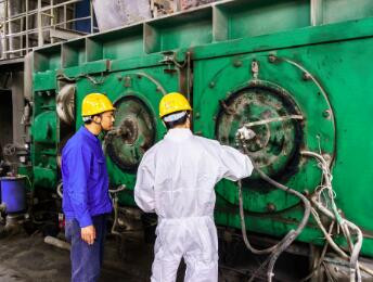 優(yōu)潤潤滑技術(shù)工程師實例示范，如何做好客戶現(xiàn)場服務(wù)_優(yōu)潤特種潤滑劑