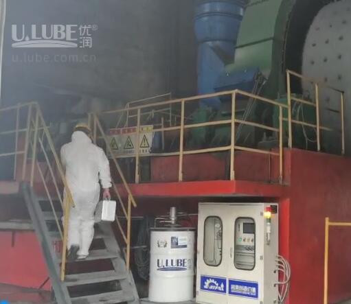 磨機(jī)開式齒輪振動(dòng)檢測，優(yōu)潤團(tuán)隊(duì)現(xiàn)場潤滑服務(wù)_優(yōu)潤特種潤滑劑