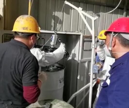 優(yōu)潤(rùn)團(tuán)隊(duì)現(xiàn)場(chǎng)服務(wù)，指導(dǎo)更換輥壓機(jī)潤(rùn)滑系統(tǒng)的油脂_優(yōu)潤(rùn)特種潤(rùn)滑劑