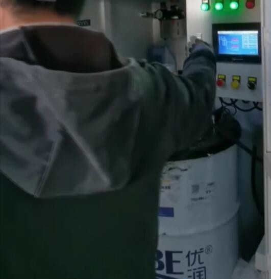 現(xiàn)場(chǎng)講解輥壓機(jī)潤(rùn)滑系統(tǒng)操作，優(yōu)潤(rùn)團(tuán)隊(duì)現(xiàn)場(chǎng)潤(rùn)滑服務(wù)_優(yōu)潤(rùn)特種潤(rùn)滑劑