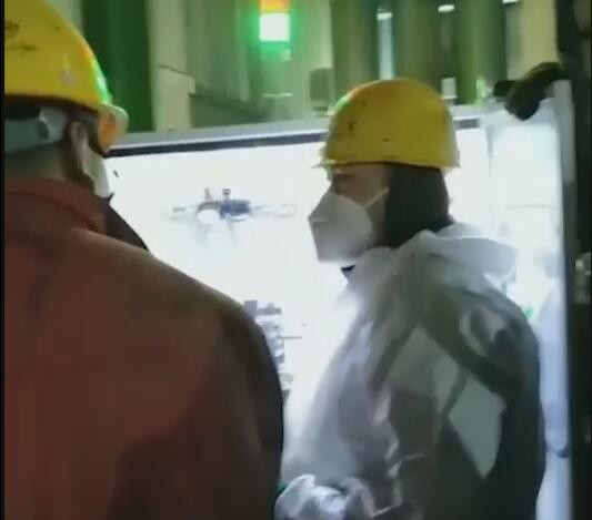 輥壓機(jī)潤(rùn)滑系統(tǒng)安裝調(diào)試后，優(yōu)潤(rùn)(U.LUBE)團(tuán)隊(duì)與現(xiàn)場(chǎng)技術(shù)員交流講解輥壓機(jī)潤(rùn)滑系統(tǒng)使用_優(yōu)潤(rùn)特種潤(rùn)滑劑